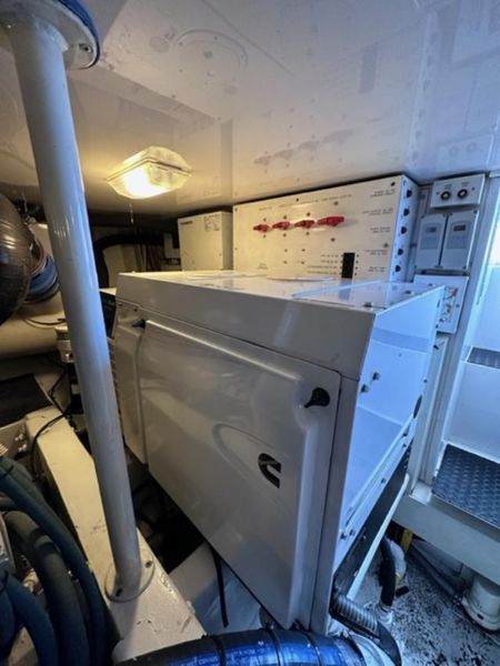 2005 Viking 52