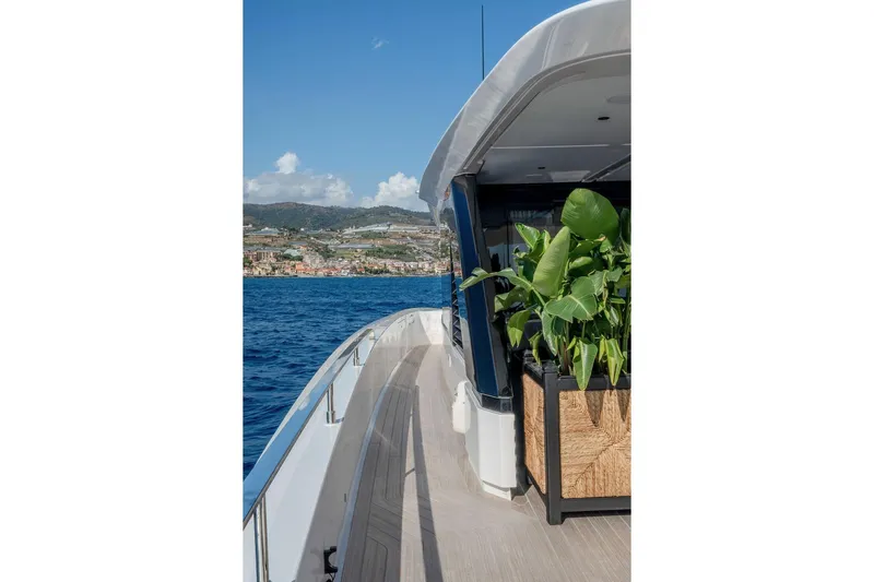 Yacht Photos Pics Ferretti Yachts INFYNITO 90, 2025 model, luxury yacht deck with ocean view.