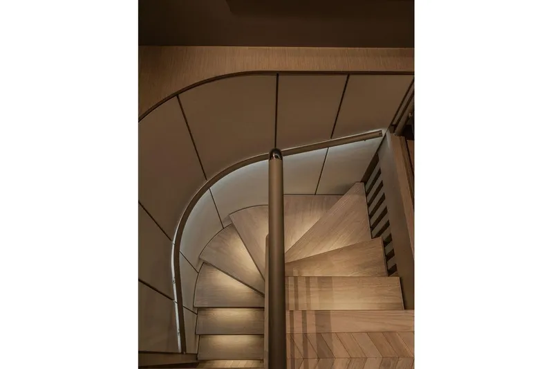  Yacht Photos Pics Spiral staircase on 2025 Ferretti Yachts INFYNITO 90, featuring elegant wood design.