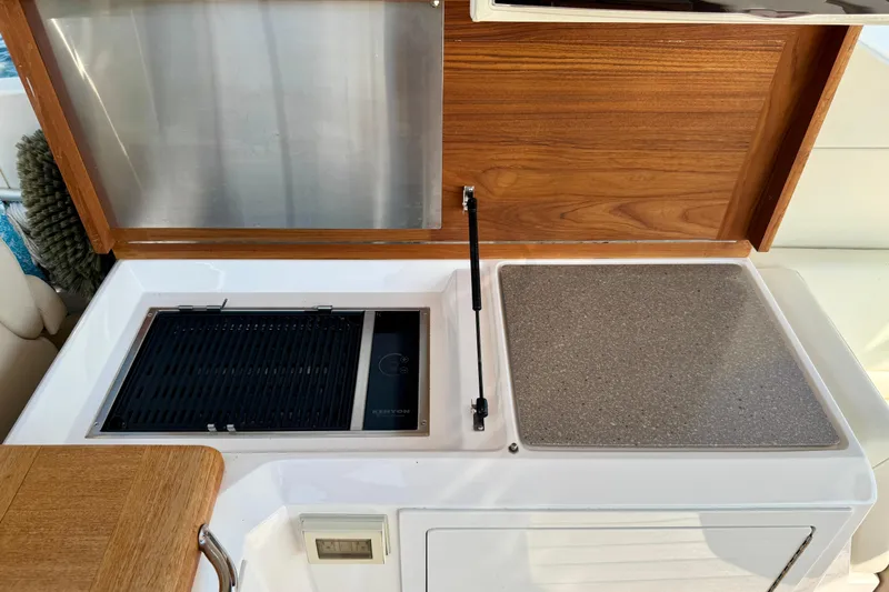 Makin' Waves II Yacht Photos Pics Outdoor kitchen area on a 2011 Regal 52 Sport Coupe yacht with grill and countertop.