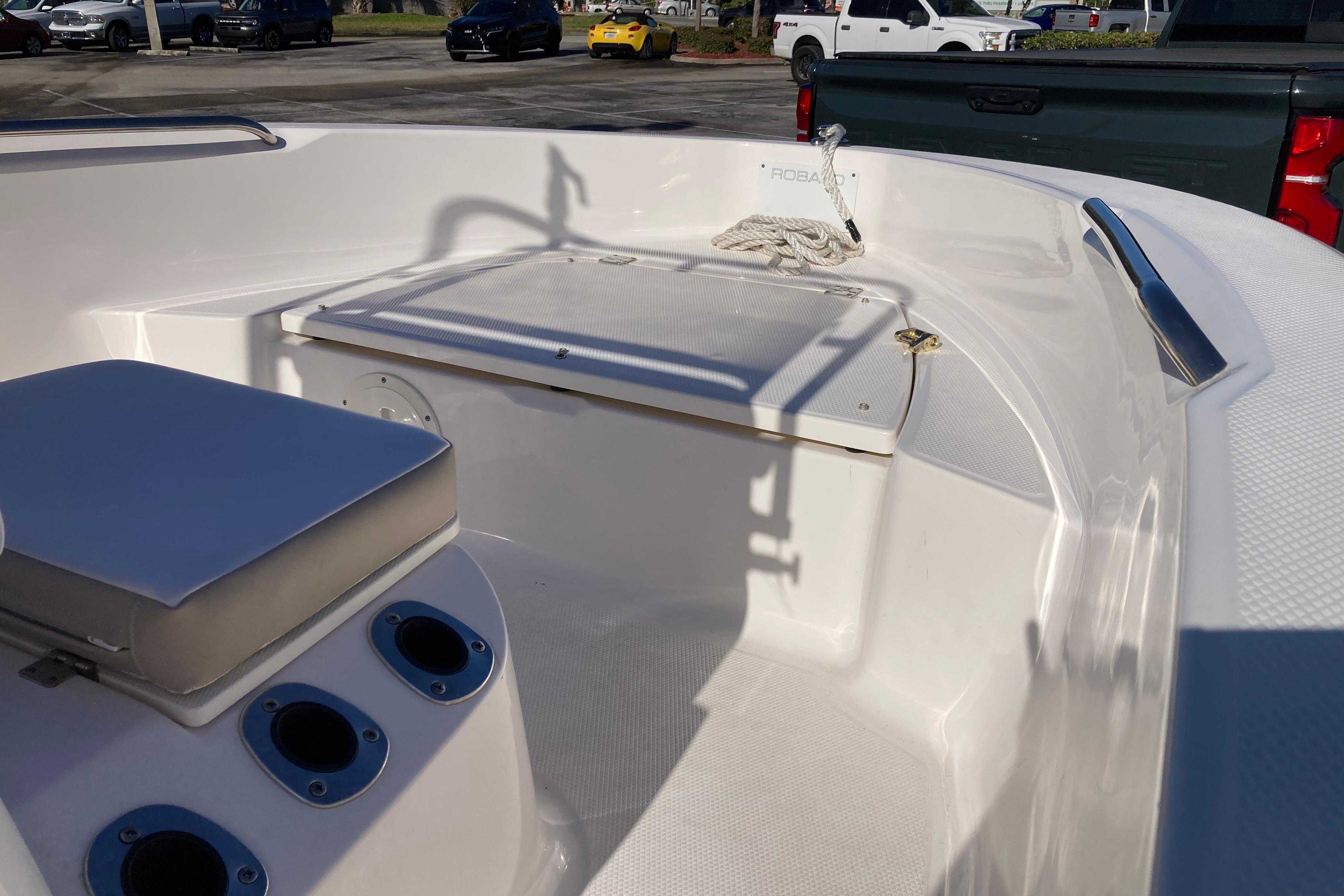 2020 Robalo R160 Center Console - Image 5