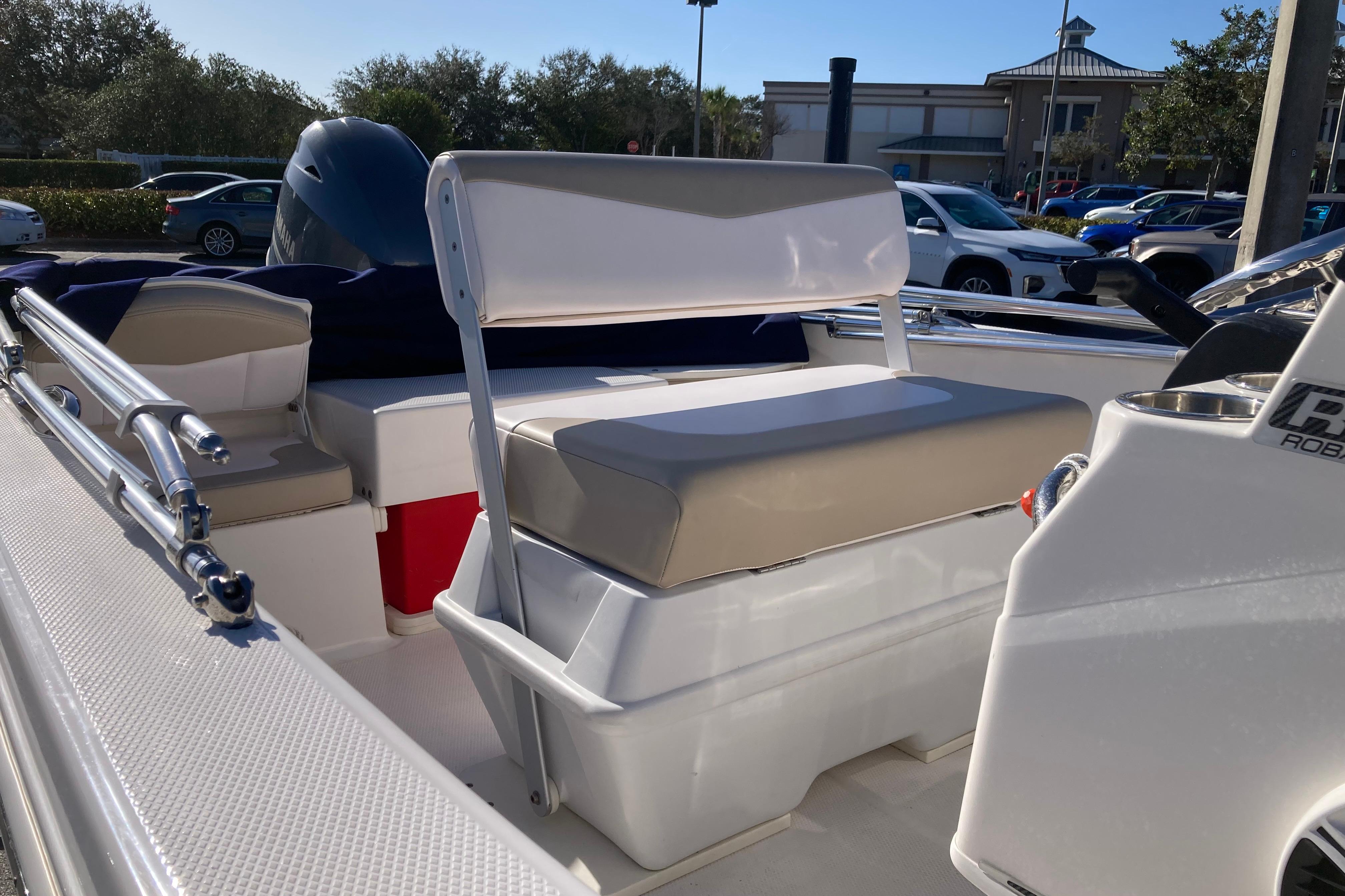 2020 Robalo R160 Center Console - Image 6
