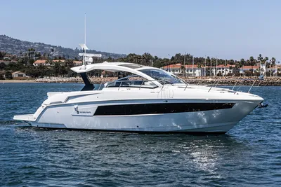 Cruisers Yachts 39 Express Coupe