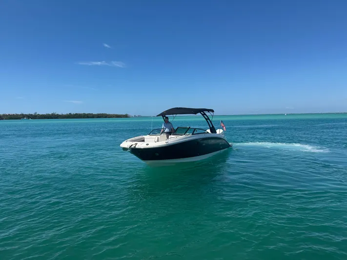  Yacht Photos Pics 2021 Sea Ray SDX 290 Outboard on open water.