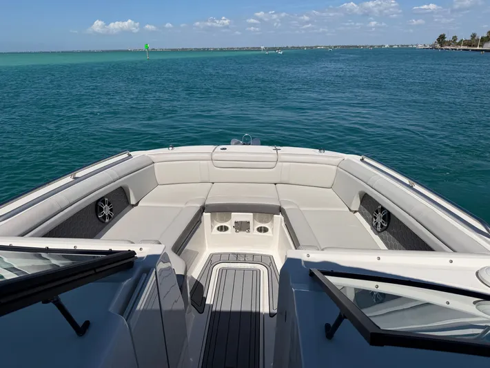  Yacht Photos Pics Sea Ray SDX 290 Outboard 2021 on open water.