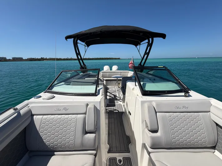  Yacht Photos Pics 2021 Sea Ray SDX 290 Outboard on open water.