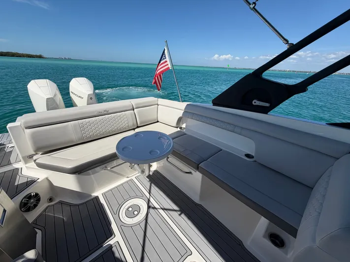  Yacht Photos Pics 2021 Sea Ray SDX 290 Outboard on open water.