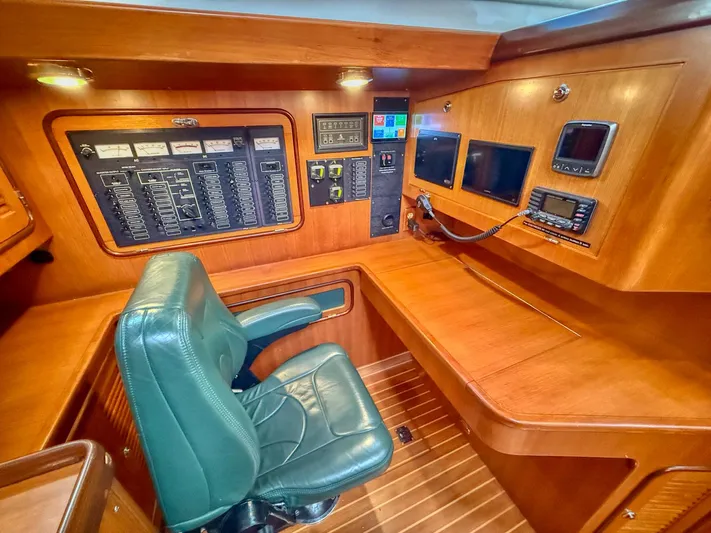 Bluepearl Yacht Photos Pics Control panel and seating area in 2006 Passport Vista 515CC yacht.