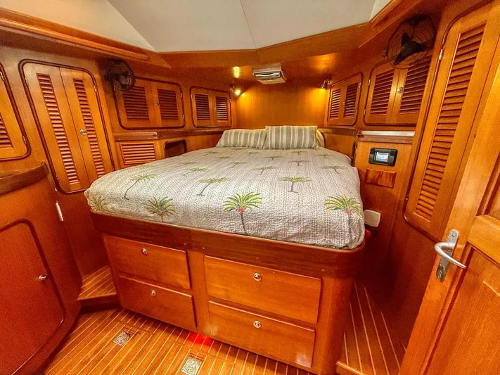 Bluepearl Yacht Photos Pics Luxurious wooden cabin interior of 2006 Passport Vista 515CC yacht with cozy bed.