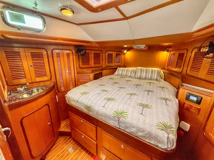Bluepearl Yacht Photos Pics Luxurious cabin interior of 2006 Passport Vista 515CC yacht with cozy bed and wooden finish.