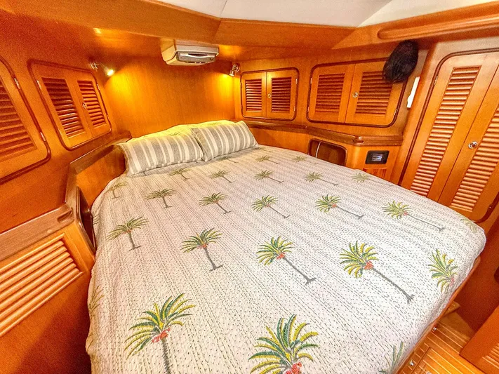 Bluepearl Yacht Photos Pics Cozy cabin interior of 2006 Passport Vista 515CC with palm tree bedding.