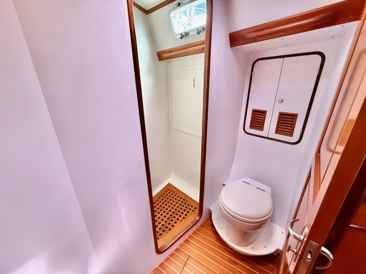 Bluepearl Yacht Photos Pics 2006 Passport Vista 515CC yacht bathroom with wooden accents and modern fixtures.