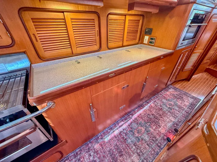 Bluepearl Yacht Photos Pics 2006 Passport Vista 515CC yacht interior with wooden cabinetry and countertop.