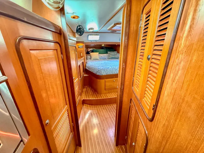 Bluepearl Yacht Photos Pics Interior of 2006 Passport Vista 515CC yacht with wooden cabinetry and cozy bedroom.