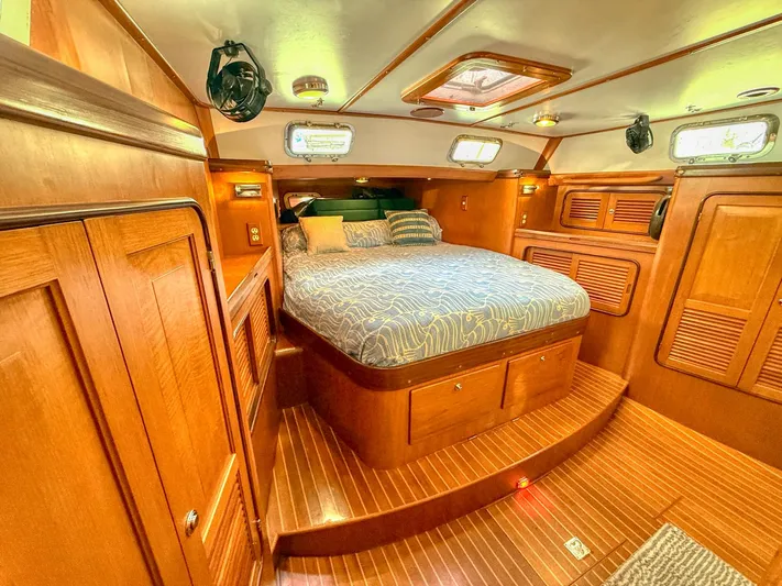 Bluepearl Yacht Photos Pics Luxurious wooden cabin interior of 2006 Passport Vista 515CC yacht.