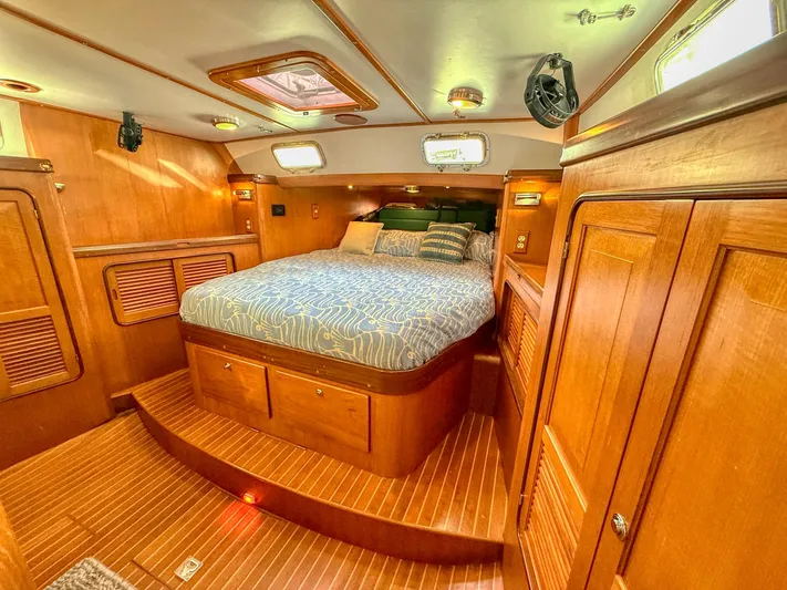 Bluepearl Yacht Photos Pics Luxurious cabin interior of 2006 Passport Vista 515CC yacht with wooden finish and cozy bed.