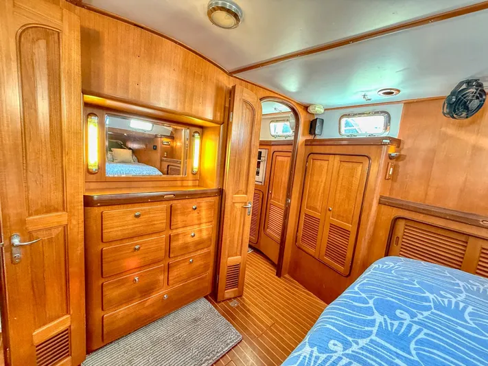 Bluepearl Yacht Photos Pics Luxurious wooden interior of 2006 Passport Vista 515CC yacht cabin.