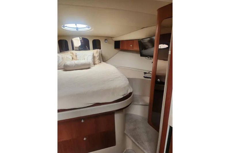 Bella Vita Yacht Photos Pics Interior of 2002 Cruisers Yachts 3870 Express with cozy bed and porthole window.
