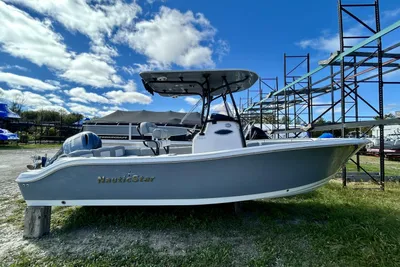NauticStar Legacy 2302