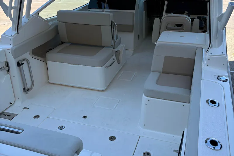  Yacht Photos Pics 2025 Boston Whaler 280 Vantage boat interior with spacious seating and modern design.