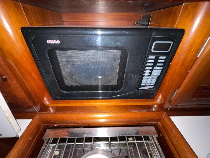 Abra Cadabra Yacht Photos Pics Microwave in the galley of a 2004 Beneteau Oceanis 423 sailboat.