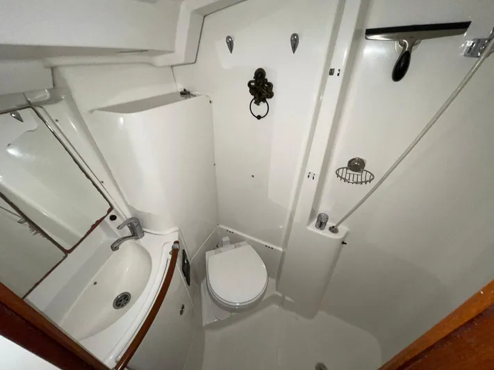 Abra Cadabra Yacht Photos Pics Bathroom of 2004 Beneteau Oceanis 423 yacht, featuring sink, toilet, and shower.