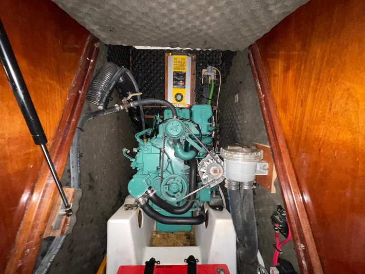 Abra Cadabra Yacht Photos Pics Engine compartment of 2004 Beneteau Oceanis 423 sailboat, featuring a well-maintained marine engine.