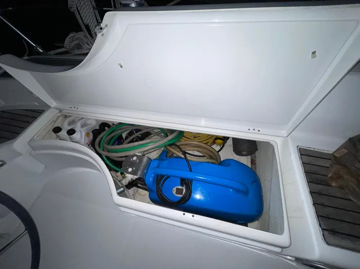 Abra Cadabra Yacht Photos Pics Storage compartment on a 2004 Beneteau Oceanis 423 sailboat with hoses and equipment.