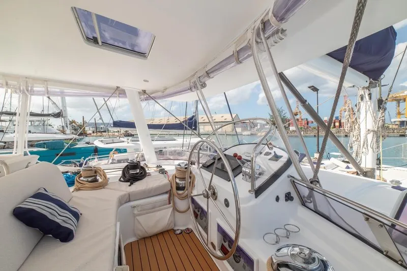  Yacht Photos Pics 2004 Leopard 62 For Sale