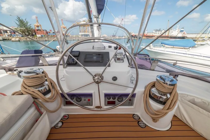  Yacht Photos Pics 2004 Leopard 62 For Sale