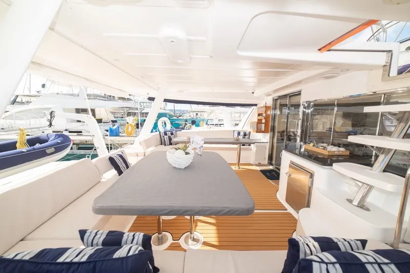  Yacht Photos Pics 2004 Leopard 62 For Sale