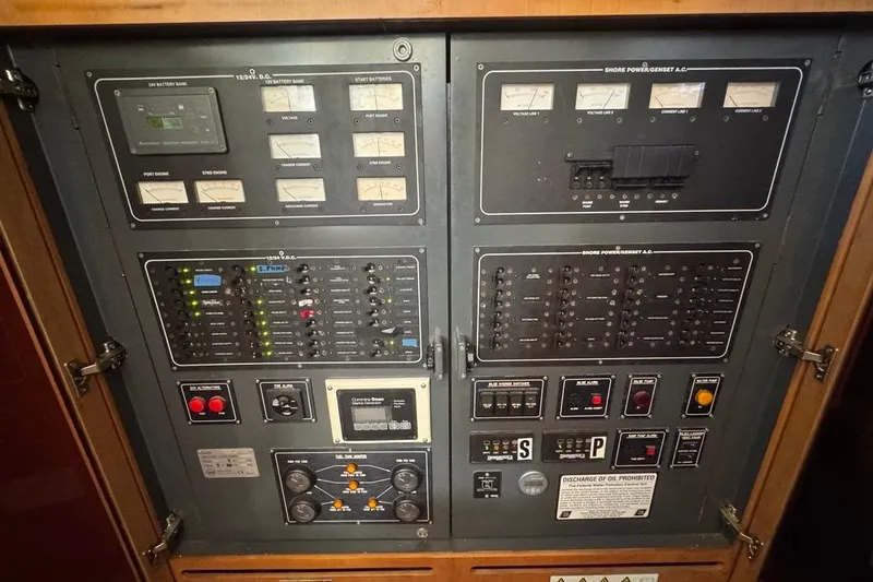  Yacht Photos Pics 2004 Leopard 62 For Sale