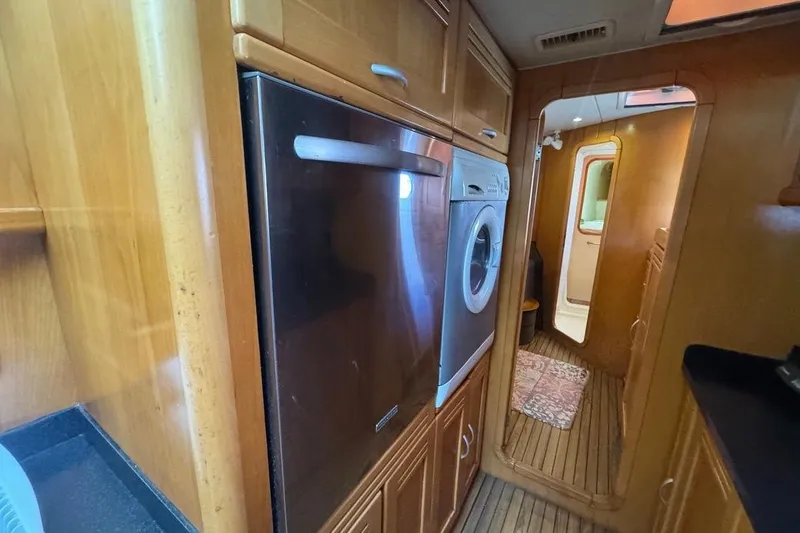  Yacht Photos Pics 2004 Leopard 62 For Sale