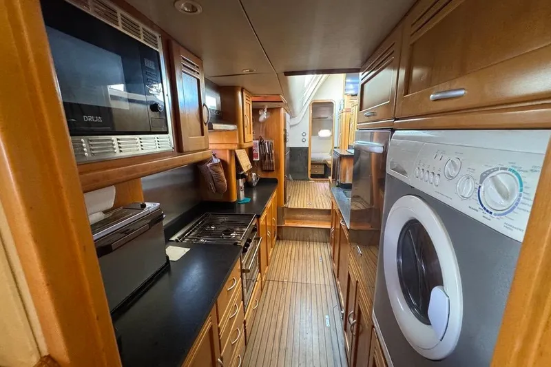  Yacht Photos Pics 2004 Leopard 62 For Sale