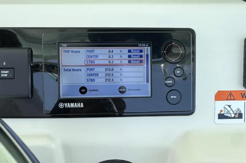  Yacht Photos Pics Yamaha control panel on 2009 Hydra-Sports 3500 VX boat displaying engine hours.