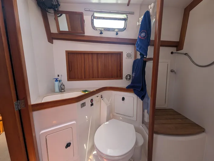 Mayero Yacht Photos Pics Sabre 42 Express bathroom