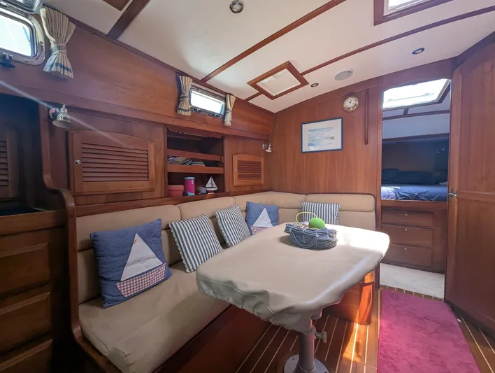 Mayero Yacht Photos Pics Sabre 42 Express dinette detail with convertible berth