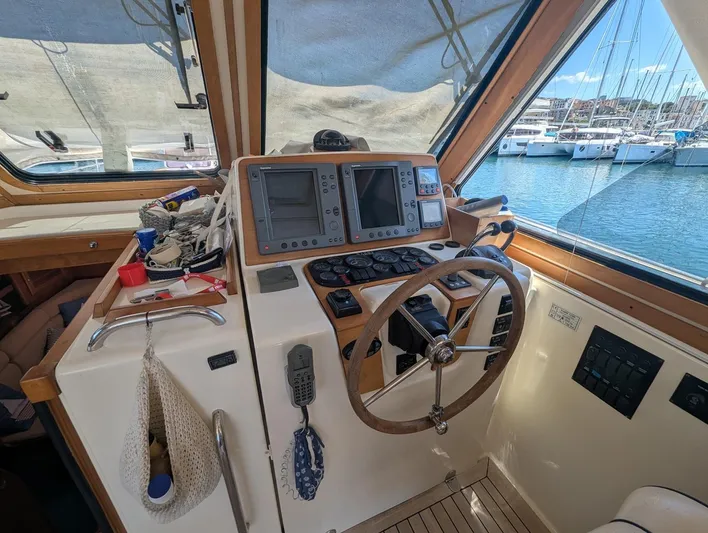 Mayero Yacht Photos Pics Sabre 42 Express helm station