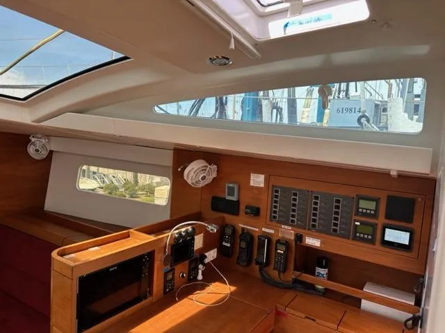 Kiwi Spirit II Yacht Photos Pics Navigation Table