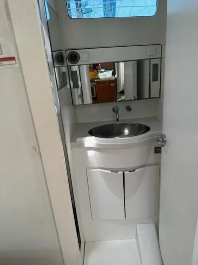 Kiwi Spirit II Yacht Photos Pics Guest Head