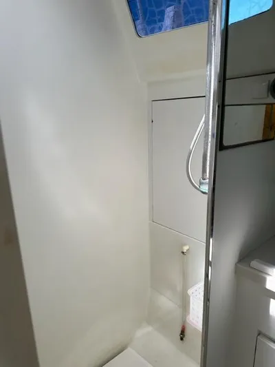 Kiwi Spirit II Yacht Photos Pics Guest Shower