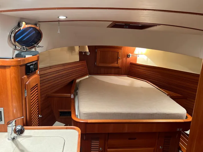 Texas Yacht Photos Pics San Juan 40 FB berth