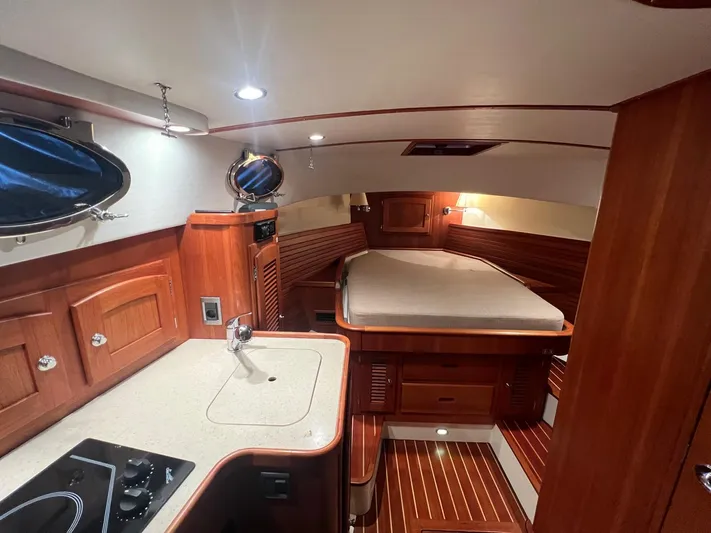 Texas Yacht Photos Pics San Juan 40 FB lower deck