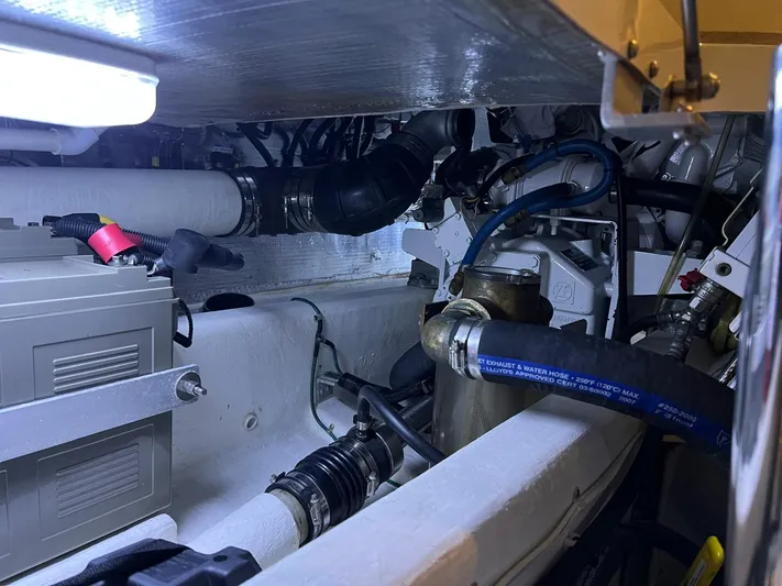 Texas Yacht Photos Pics San Juan 40 FB engine room