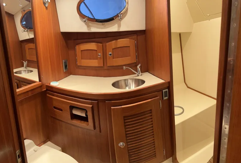 Texas Yacht Photos Pics San Juan 40 FB bathroom view