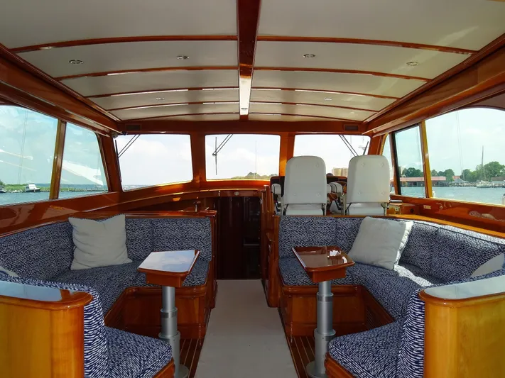 Five Star Yacht Photos Pics Pilothouse looking fwd