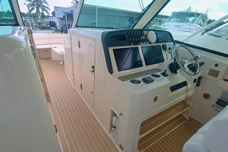 375-712 Used Yacht Photos Pics 2021 Grady-White Freedom 375 boat interior with modern helm and seating area.