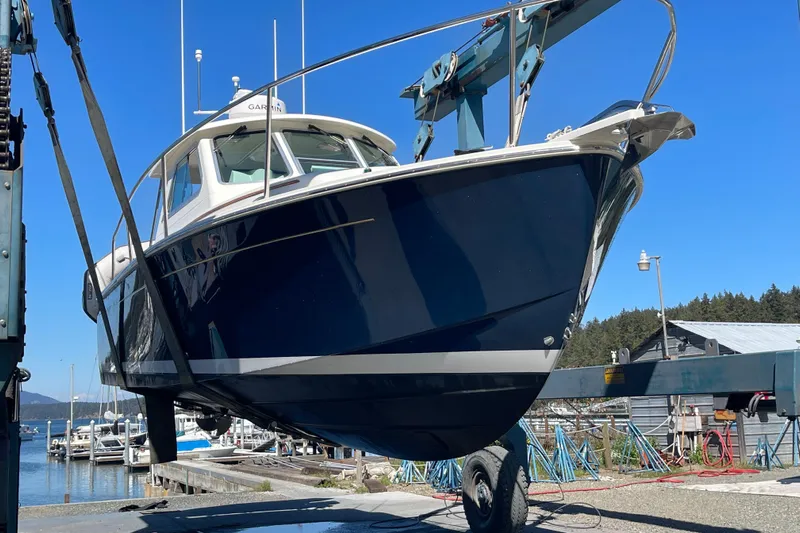 Tui Yacht Photos Pics 2005 Back Cove 29 boat lifted at marina, clear blue sky background.