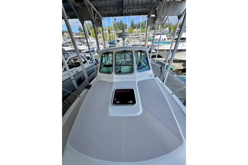 Tui Yacht Photos Pics 2005 Back Cove 29 boat docked in a marina, showcasing its sleek deck design.