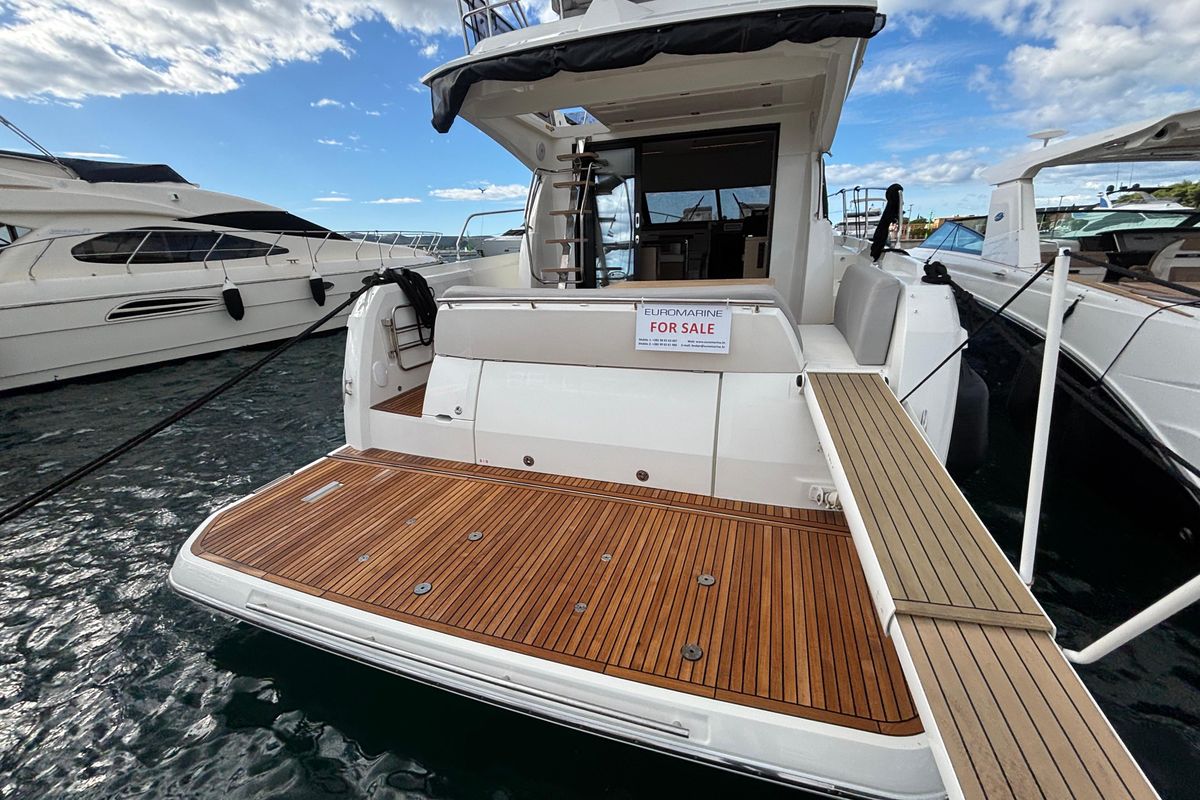 2023 Prestige 42 